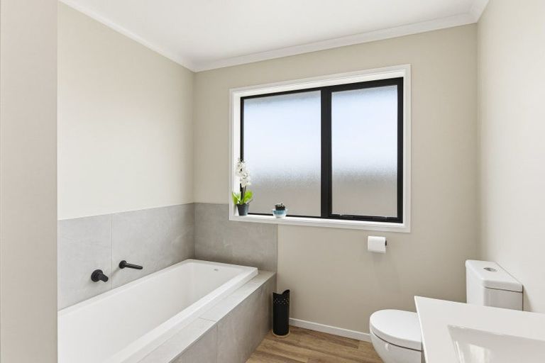 Photo of property in 4 Hawera Avenue, Levin, 5510