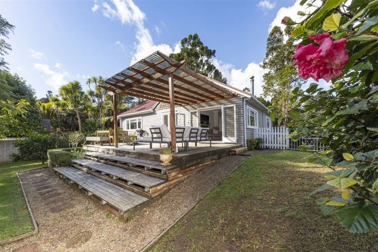 Photo of property in 5 Grovelands Way, Titirangi, Auckland, 0604