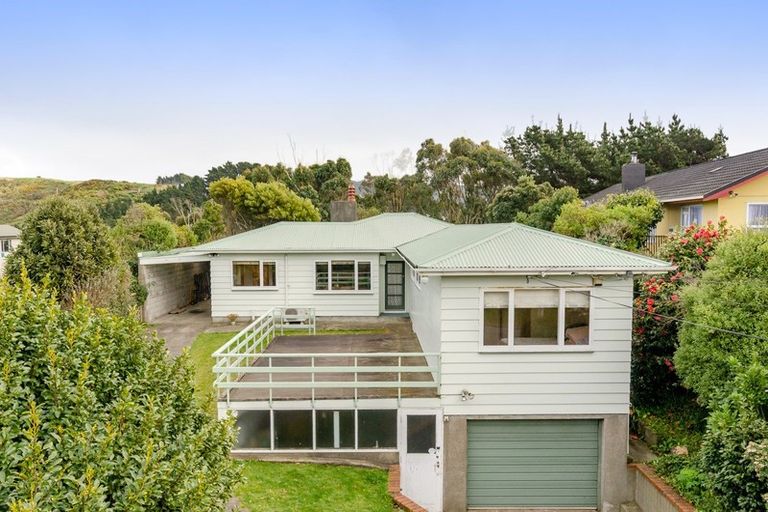 Photo of property in 8 Miles Crescent, Newlands, Wellington, 6037