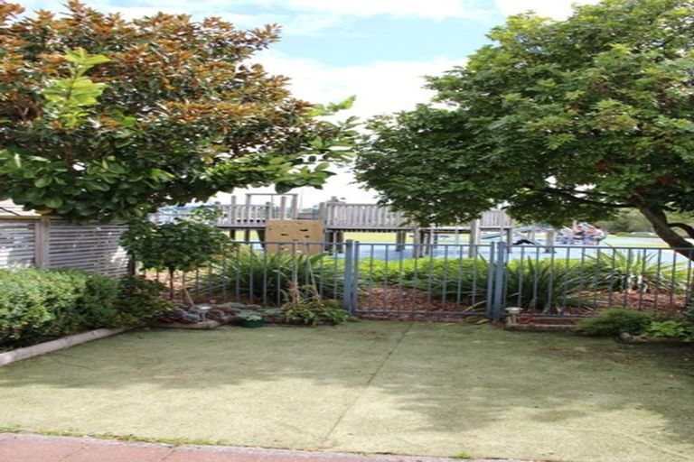 Photo of property in Tuscany Way, 15/3 Ambrico Place, New Lynn, Auckland, 0600