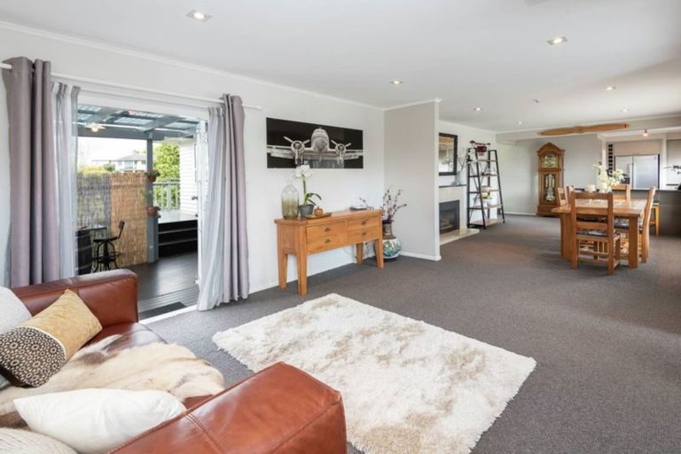 Photo of property in 19 Beach Road, Mellons Bay, Auckland, 2014