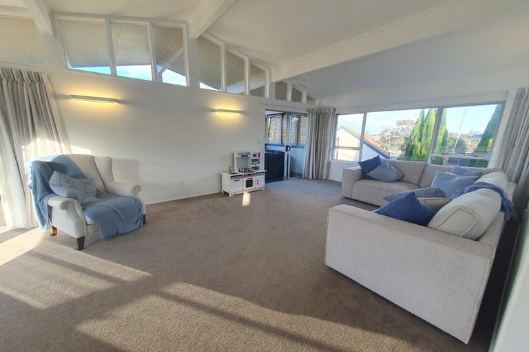 Photo of property in 2/42 Knightsbridge Drive, Forrest Hill, Auckland, 0620