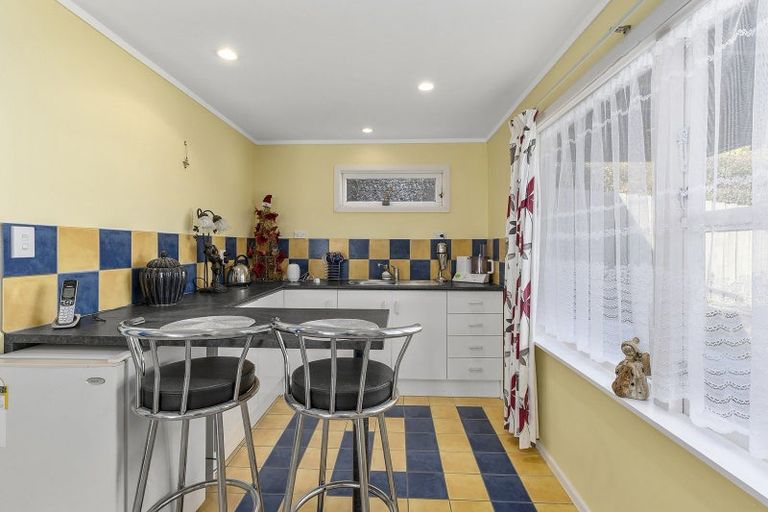 Photo of property in 5 Beverley Grove, Paparangi, Wellington, 6037