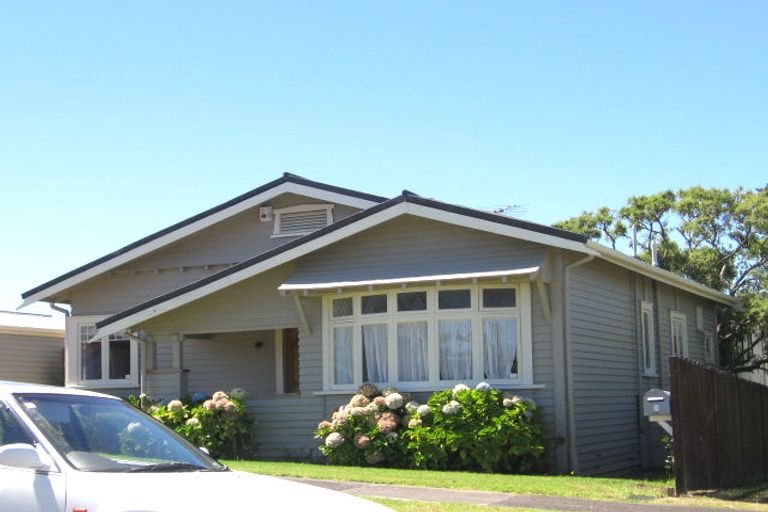 Photo of property in 2 Wernham Place, Northcote, Auckland, 0626