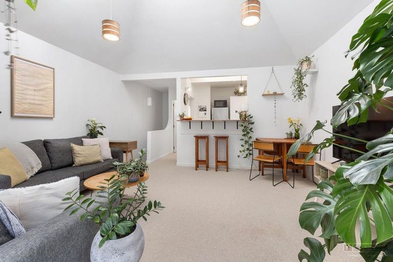 Photo of property in 16 Lawson Place, Mount Victoria, Wellington, 6011