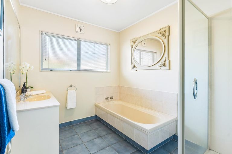 Photo of property in 41 Headcorn Place, Botany Downs, Auckland, 2010