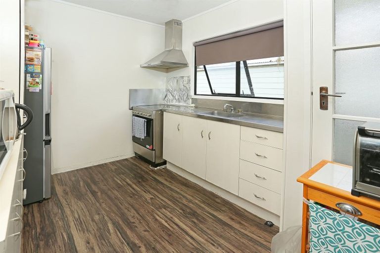 Photo of property in 4 Landsdale Place, Massey, Auckland, 0614