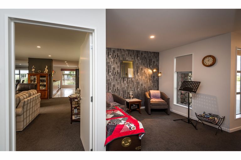 Photo of property in 43 Davaar Crescent, Broomfield, Christchurch, 8042