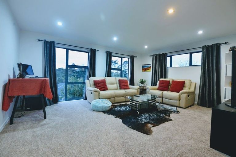 Photo of property in 4 Roberts Road, Matakatia, Whangaparaoa, 0930