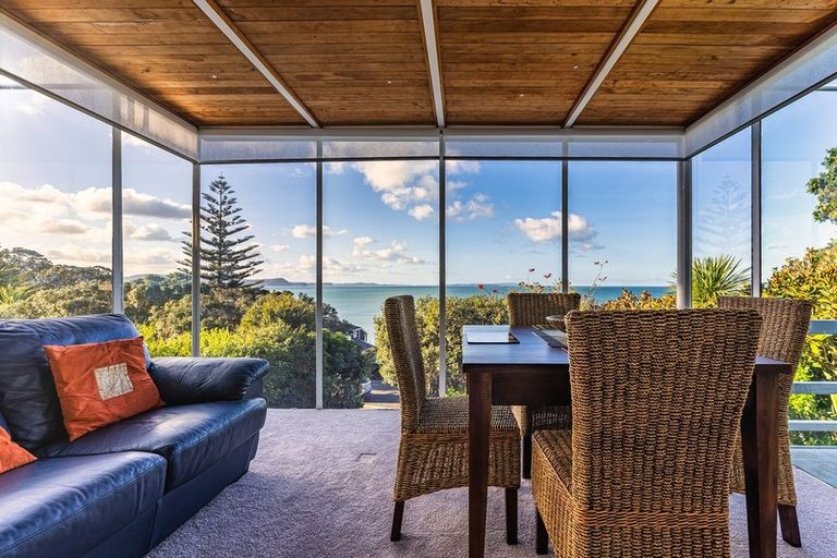 Photo of property in 28 Chelverton Terrace, Red Beach, 0932