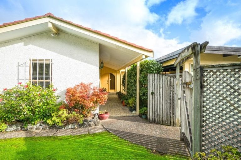 Photo of property in 8 Mappin Place, Chatswood, Auckland, 0626