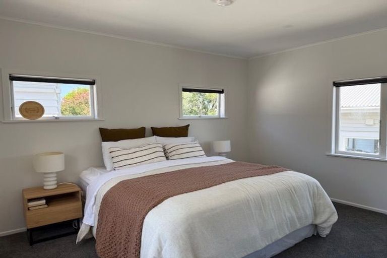 Photo of property in 1/63 Pupuke Road, Birkenhead, Auckland, 0627