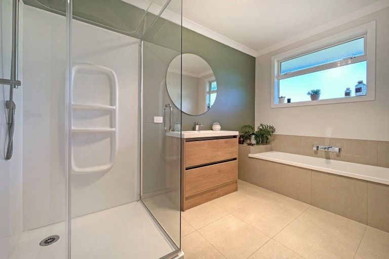 Photo of property in 19 Montgomery Crescent, Kinloch, Taupo, 3377