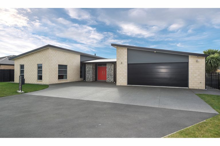 Photo of property in 43 Davaar Crescent, Broomfield, Christchurch, 8042