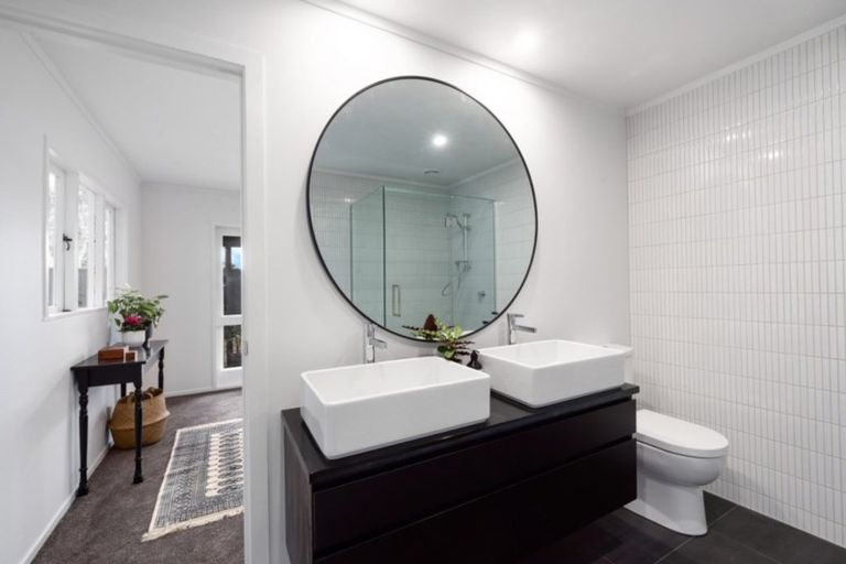 Photo of property in 3b Shiloh Way, Greenhithe, Auckland, 0632