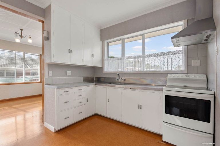 Photo of property in 49 Yeovil Road, Te Atatu Peninsula, Auckland, 0610