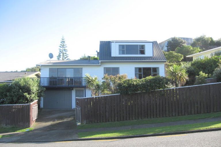 Photo of property in 13 Gloaming Hill, Titahi Bay, Porirua, 5022