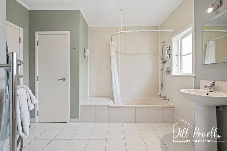 Photo of property in 13 View Street, Maungaturoto, 0520