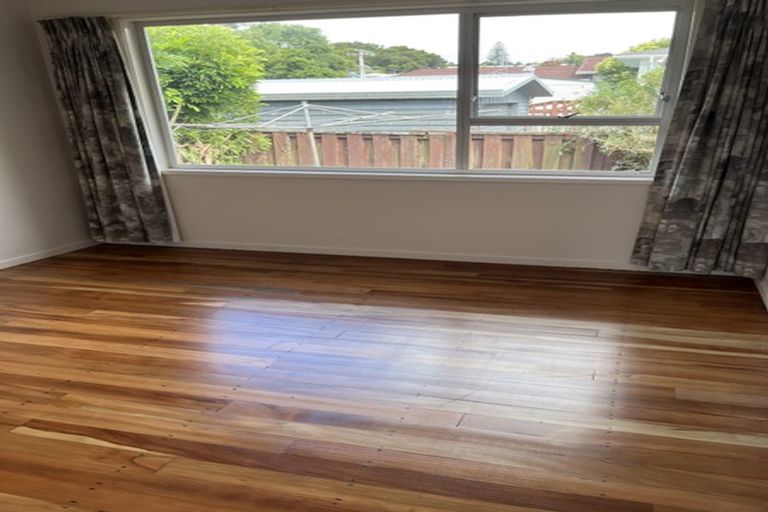 Photo of property in 1/24 Hillcrest Avenue, Hillcrest, Auckland, 0627