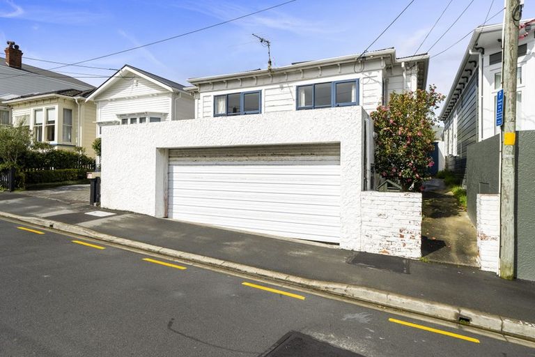 Photo of property in 8 Caroline Street, Mount Victoria, Wellington, 6011