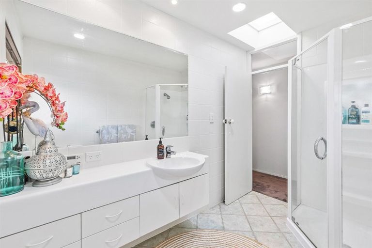 Photo of property in 1/2 Rothesay Bay Road, Rothesay Bay, Auckland, 0630