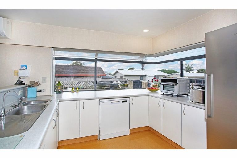 Photo of property in 48 Edgewater Parade, Waiuku, 2123