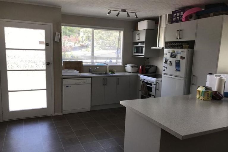 Photo of property in 16 Jenanne Place, Totara Vale, Auckland, 0629