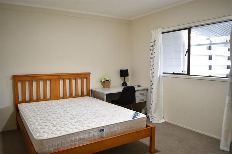 Photo of property in 2/27 Knightsbridge Drive, Forrest Hill, Auckland, 0620