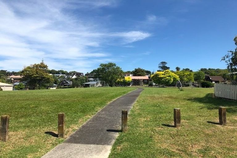 Photo of property in 35 Rifleman Rise, Unsworth Heights, Auckland, 0632