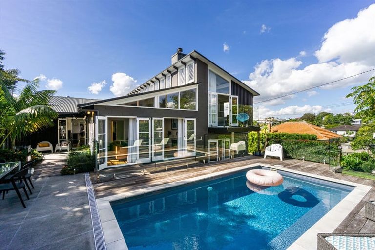 Photo of property in 194b Queen Street, Northcote Point, Auckland, 0627