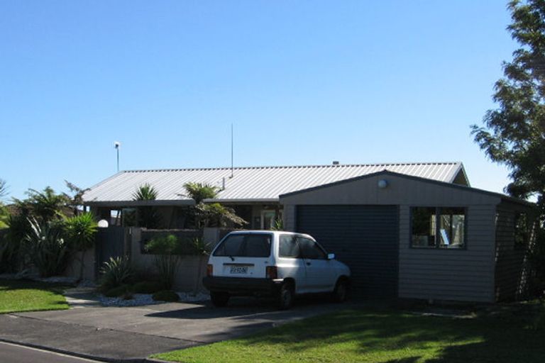 Photo of property in 17 Pahi Place, West Harbour, Auckland, 0618