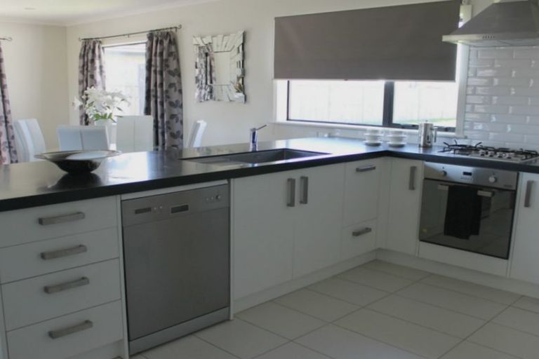 Photo of property in 14 Feist Street, Carterton, 5713