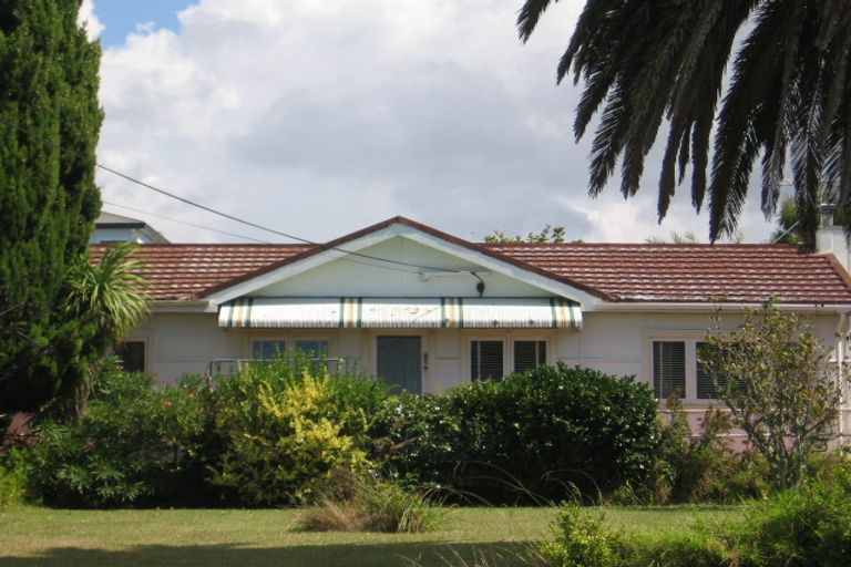 Photo of property in 3 Miri Road, Rothesay Bay, Auckland, 0630