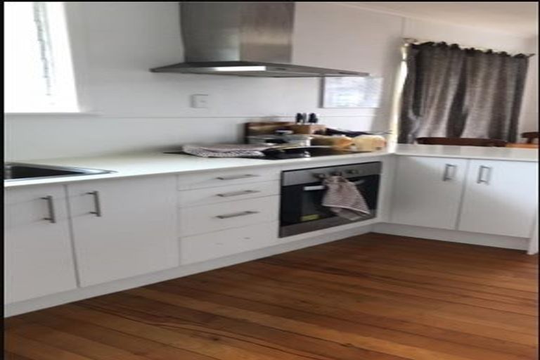 Photo of property in 5 Murray Road, Te Atatu Peninsula, Auckland, 0610