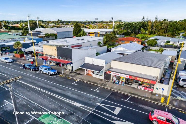 Photo of property in 10 Whitby Place, Westown, New Plymouth, 4310