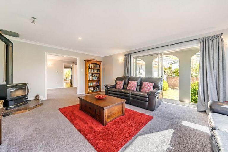 Photo of property in 77 Sunbrae Drive, Silverstream, Upper Hutt, 5019