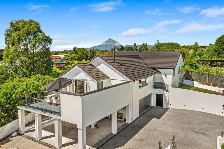 Photo of property in 7a Caledonia Place, Highlands Park, New Plymouth, 4312