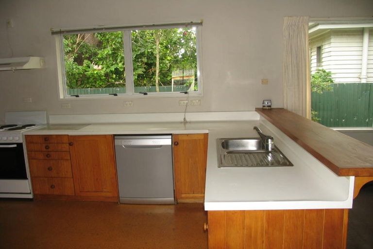 Photo of property in 60 Sandwich Road, Beckenham, Christchurch, 8023