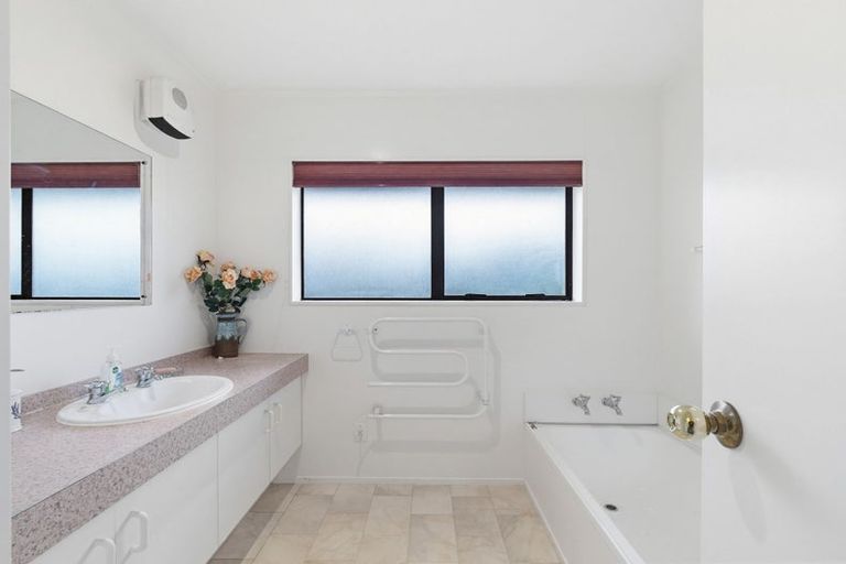 Photo of property in 2/13 Greers Road, Weymouth, Auckland, 2103