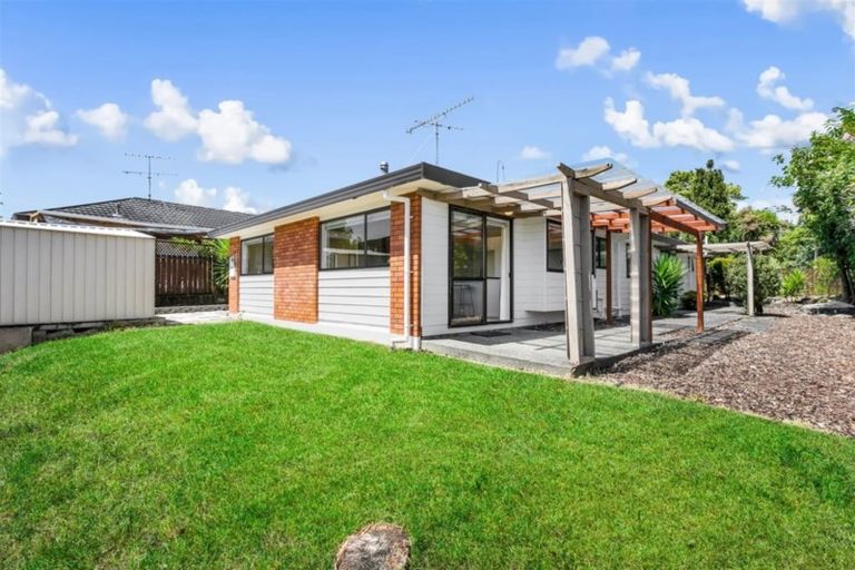 Photo of property in 2/16 Matisse Drive, West Harbour, Auckland, 0618
