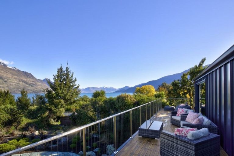 Photo of property in 34 Cedar Drive, Kelvin Heights, Queenstown, 9300