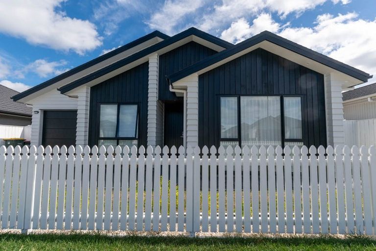 Photo of property in 15 Kuinga Street, Wainui, 0932