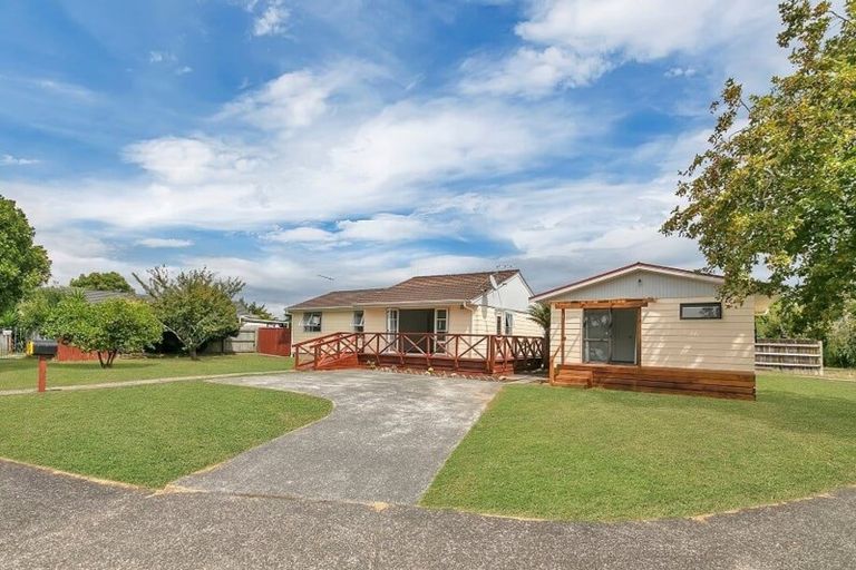Photo of property in 4 Pukeroa Place, Papakura, 2110