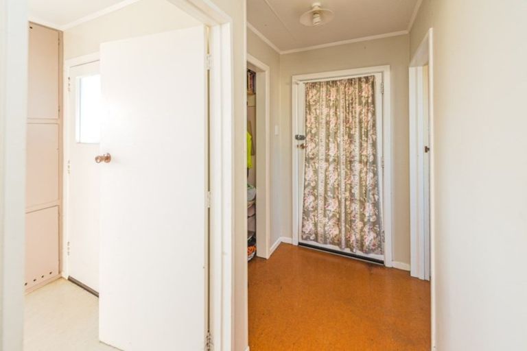 Photo of property in 21 Gibbons Crescent, Castlecliff, Whanganui, 4501