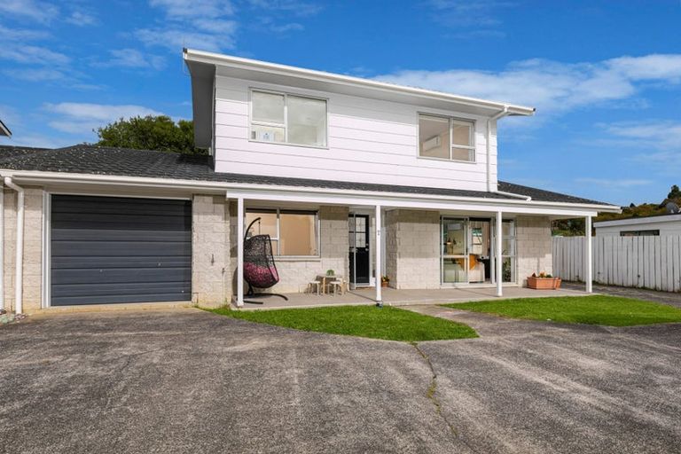 Photo of property in 1/10 Mannering Place, Hillcrest, Auckland, 0627