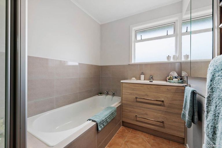 Photo of property in 13 Quibray Place, Botany Downs, Auckland, 2010