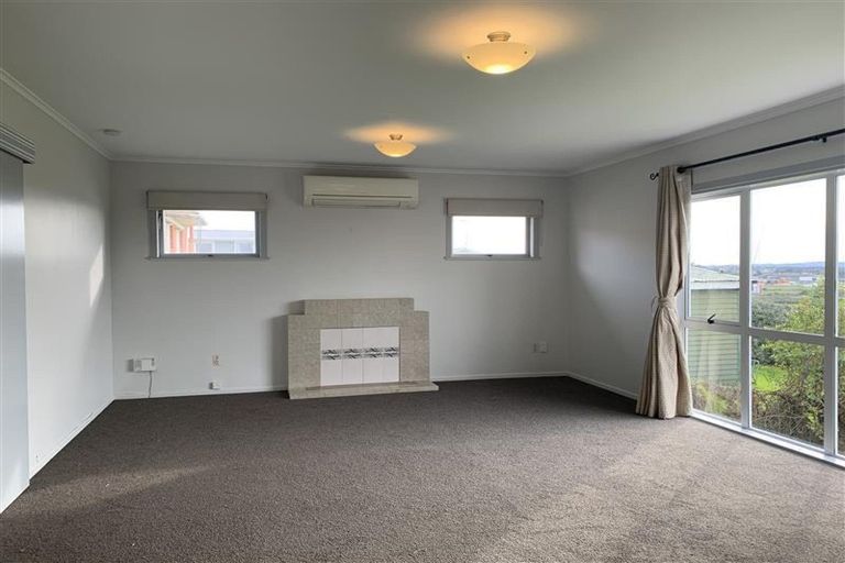 Photo of property in 22 Hobsonville Road, West Harbour, Auckland, 0618