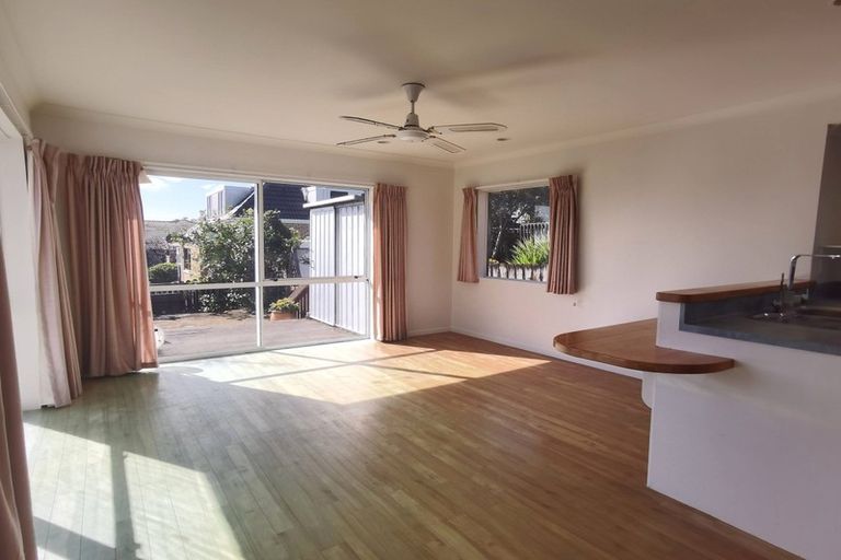 Photo of property in 2 Anure Place, Highland Park, Auckland, 2010