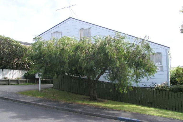 Photo of property in 1 Raelene Place, Massey, Auckland, 0614