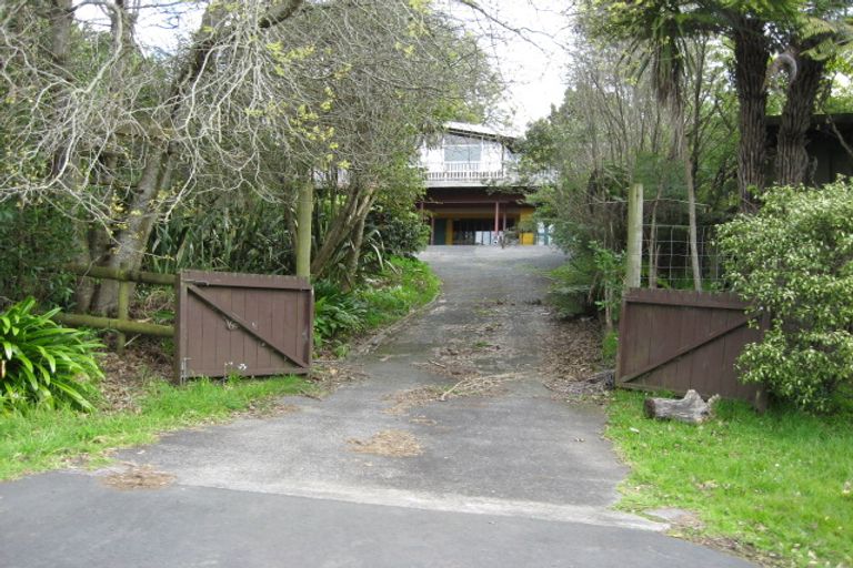 Photo of property in 12 Raroa Terrace, Waiatarua, Auckland, 0604